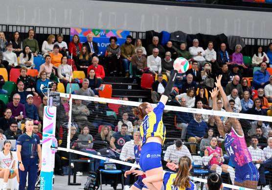 Elizaveta Kochurina contro il muro di Nwakalor nel match tra Savino Del Bene e Omag-Mt