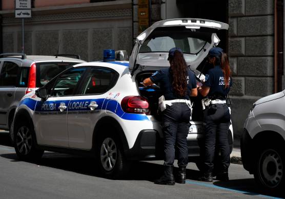 Forlì, fanno sesso in pieno giorno in uno spazio pubblico in centro, interviene la Polizia Locale. L’assessore Bartolini: “Inaccettabile”