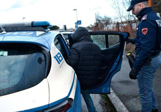 Cesena, spaccia cocaina ai Giardini di Serravalle e finisce in carcere