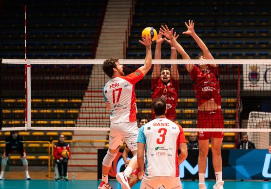 Il centrale giallorosso Ciccolella a muro con Russo contro l’ex Feri