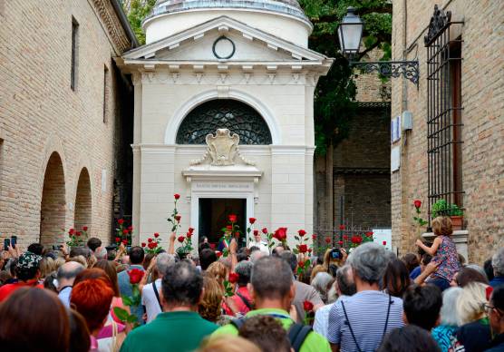 Lisa Dradi durante una manifestazione della Fp Cgil, a destra la Tomba di Dante