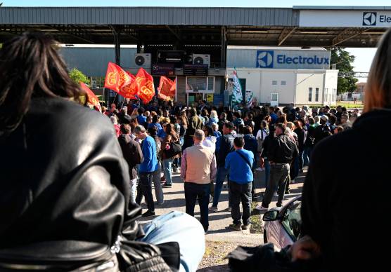 Forlì, crisi Electrolux: picchetto notturno dei sindacati, lunedì 18 maggio incontro in Comune, giovedì 25 si replica in Provincia