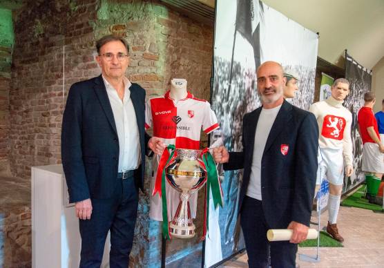 Giuseppe Geria e Angelo Sanapo con la Coppa Italia in mostra ieri a Castel Sismondo foto tommaso morosetti