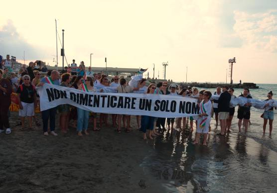Riccione, i nomi dei bimbi uccisi a Gaza sfilano sulla battigia: il corteo per la pace FOTO E VIDEO