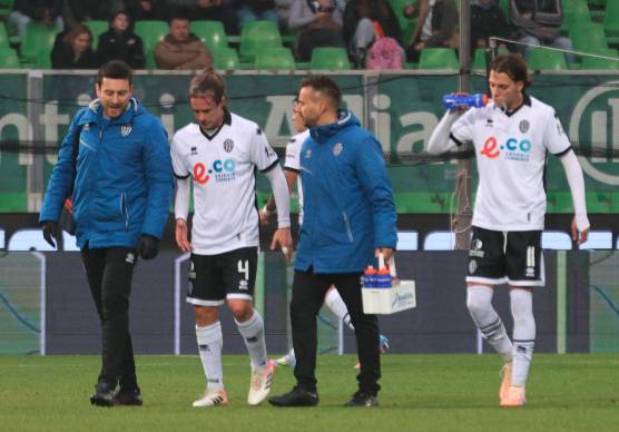 L’uscita dal campo dell’infortunato Michele Castagnetti contro la Juve Stabia (foto Gianmaria Zanotti)
