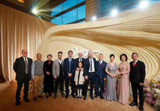 Il gruppo italiano con i parenti degli sposi