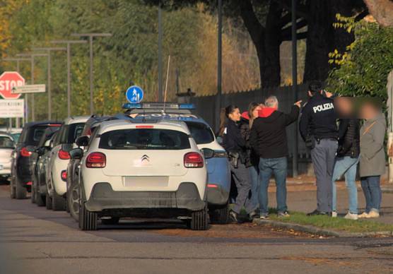 La polizia sul luogo della rapina (foto Massimo Fiorentini)