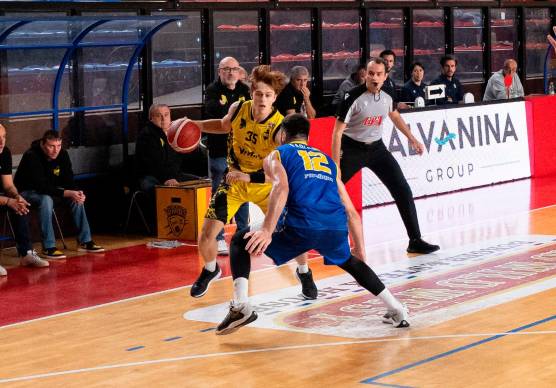 In alto Lorenzo Pollini in palleggio marcato da Luca Fabiani