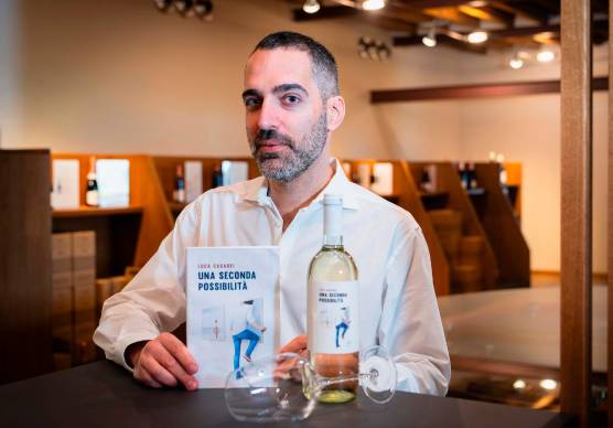 Luca Casadei col suo nuovo romanzo e il vino imbottigliato per l’occasione