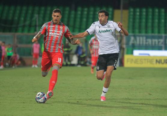 Gianluca Frabotta contro Michele Collocolo durante Cesena-Cremonese 2-2 (Zanotti)