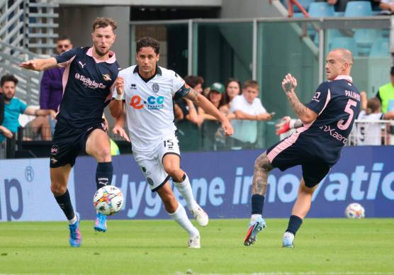Il capitano del Cesena, Andrea Ciofi, tra Jérémy Le Douaron e Antonio Palumbo del Palermo: saranno avversari anche nel prossimo campionato di Serie B