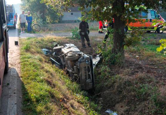 Fusignano, auto si schianta contro un albero e finisce nel fosso: due giovani feriti incastrati tra le lamiere