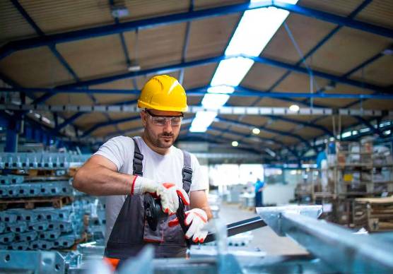 Un operaio al lavoro