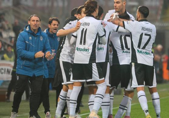 Davide Campofranco e Simone Vergassola dopo il gol di Simone Bastoni (foto Zanotti)