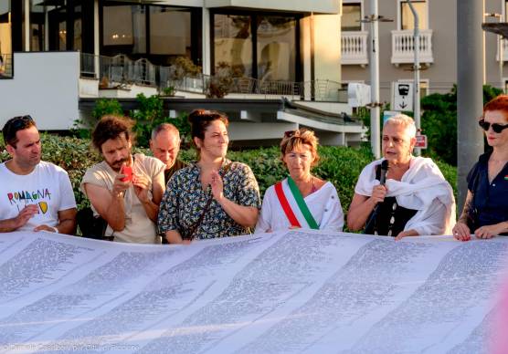 La sindaca Angelini con la fascia tricolore lo scorso 11 luglio all’iniziativa “Un Sudario per i bambini di Gaza”