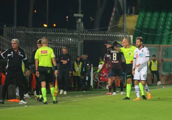L’arbitro Michael Fabbri di Ravenna espelle Simone Bastoni in Cesena-Reggiana
