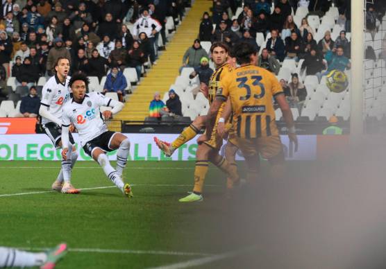 Jalen Blesa segna al 44’ di Cesena-Juve Stabia il gol del possibile 2-1 che sarà però annullato dal Var per fuorigioco (Zanotti)
