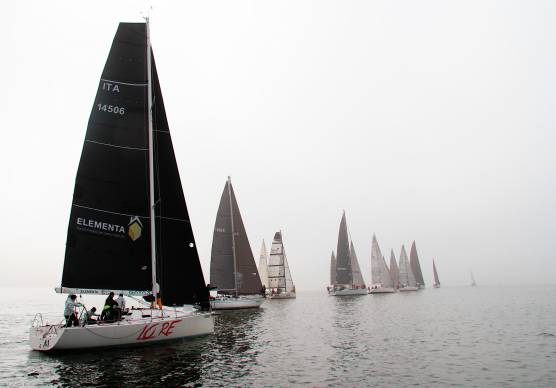 Sardina Cup, nebbia e poco vento: una giornata di lavoro per i tattici. Ecco i leader dopo 5 prove