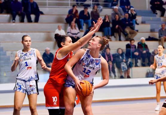 Marianna Zanetti è pronta a concludere da sotto canestro foto mmph