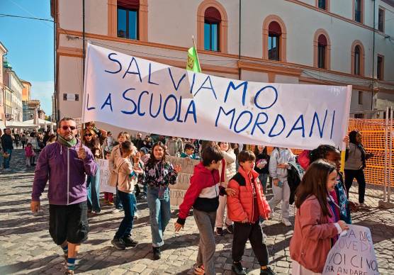 Una manifestazione contro la riorganizzazione delle scuole nello scorso ottobre