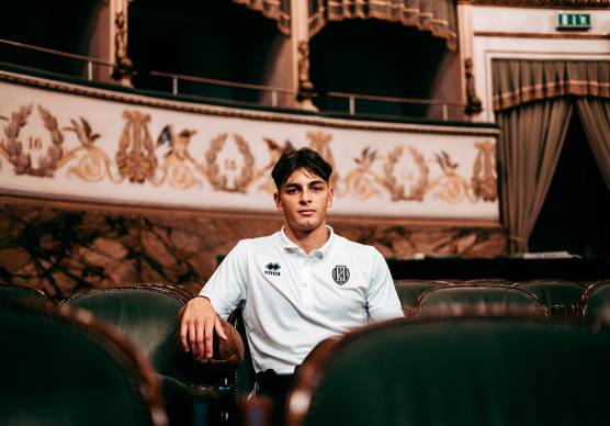 Anche Matteo Guidi ha posato all’interno del Teatro Bonci (foto Cesena Fc)