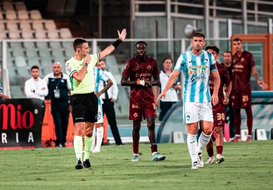L’arbitro Gianluca Renzi di Pesaro dopo l’annullamento del gol di Viola