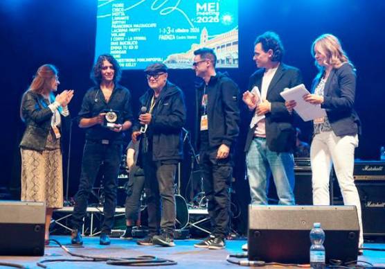Motta premiato da Giordano Sangiorgi