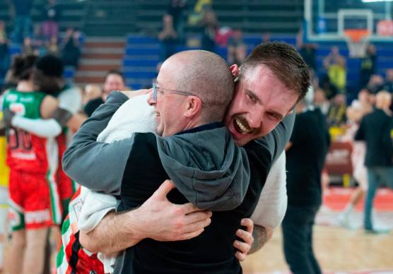 Paolo Carasso abbraccia Alessandro Simioni (Morosetti)