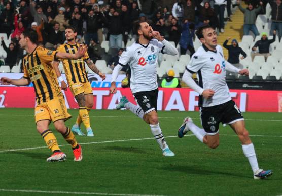 Simone Bastoni dopo il gol realizzato alla Juve Stabia (foto Gianmaria Zanotti)