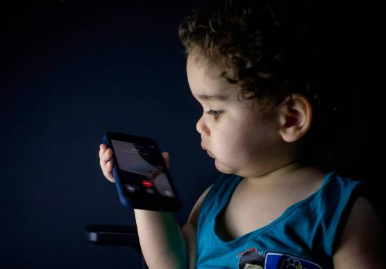 “Smartphone vietati ai bambini”: l’Emilia-Romagna ci pensa VIDEO