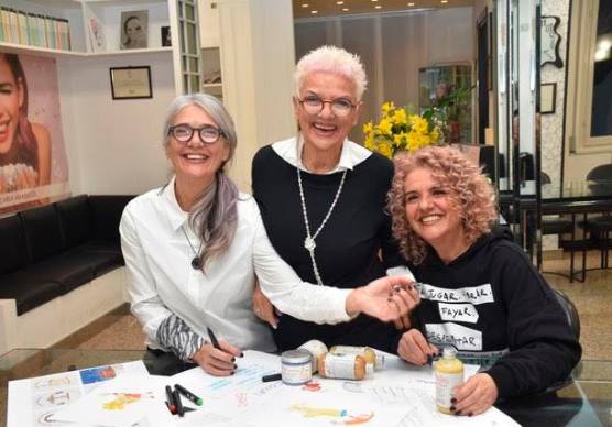 Carla Amaducci (al centro) con le figlie