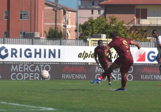 Simone Rabbi realizza su rigore il gol del definitivo 2-0 (foto Massimo Fiorentini)