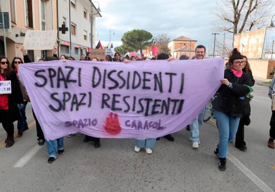 Cesena, contro la violenza e con le soggettività oppresse: in 200 sfilano col corteo transfemminista