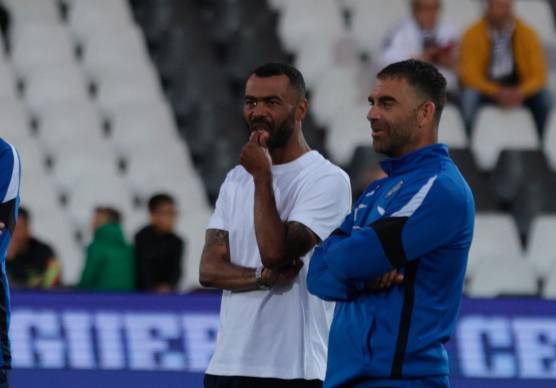 Ashley Cole insieme ad Ömer Riza: nel caso in cui il tecnico inglese dovesse essere confermato, il suo vice dovrebbe cambiare visto che la proprietà del Cesena scarica sullo staff le colpe del rendimento negativo di Cole (Zanotti)