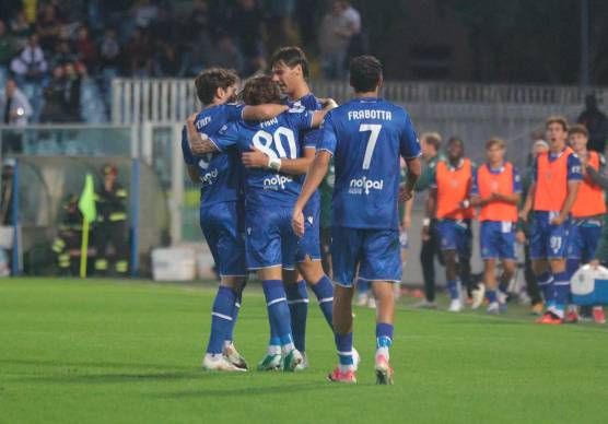Antonio Fiori festeggiato da Cristian Shpendi e da Jacopo Gelli dopo il gol del vantaggio (Zanotti)