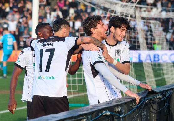 Simone Corazza festeggia il gol dell’1-0 (Zanotti)
