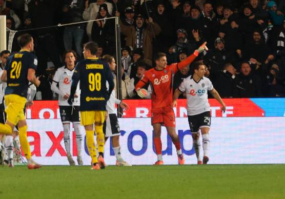 Jonathan Klinsmann esulta dopo il rigore parato a Ettore Gliozzi (Zanotti)