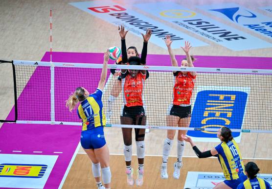 Un attacco di Alice Nardo, grande protagonista delle vittorie contro Cuneo e Bisonte foto legavolleyfemminile.it