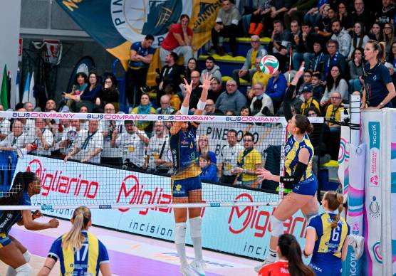 Un attacco di Sara Caruso, in campo a Pinerolo con la scritta “Niscemi resiste” sulla coscia f(oto ninotto/legavolleyfemminile.it)