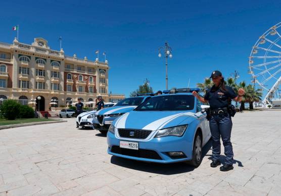 Cesenatico, notte brava tra alcol e droga: 25enne tenta di aggredire la Polizia e finisce denunciato