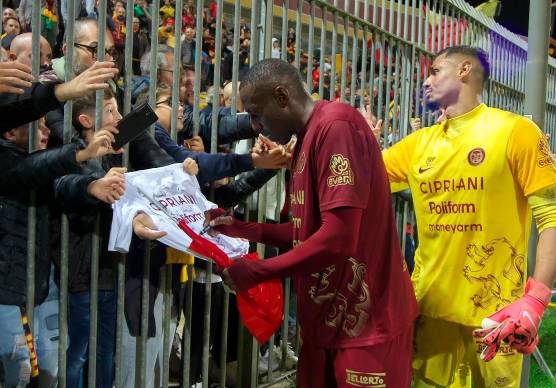 Stefano Okaka firma una maglia a fine partita (foto Massimo Fiorentini)