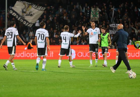 Antonio Calabro (a destra) dopo il fischio finale