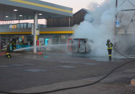 L’intervento dei Vigili del Fuoco (Foto Massimo Fiorentini)