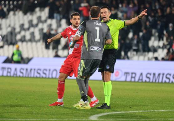 Tommaso Maggioni con Marco Festa e l’arbitro Antonio Rapuano (Zanotti)