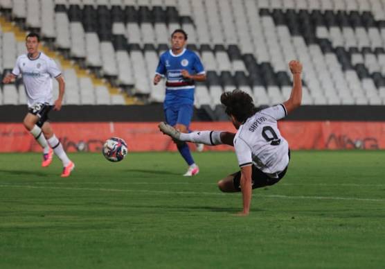 Una sforbiciata di Cristian Shpendi nell’amichevole con la Forsempronese giocata all’Orogel Stadium-Dino Manuzzi: il centravanti del Cesena piace al diesse neroverde Palmieri foto gianmaria zanotti