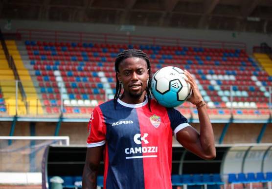 Il centrocampista Joshua Tenkorang con la maglia del Lumezzane