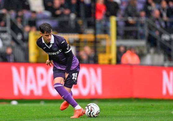 Il difensore centrale serbo Mihailo Ilic con la maglia dell’Anderlecht