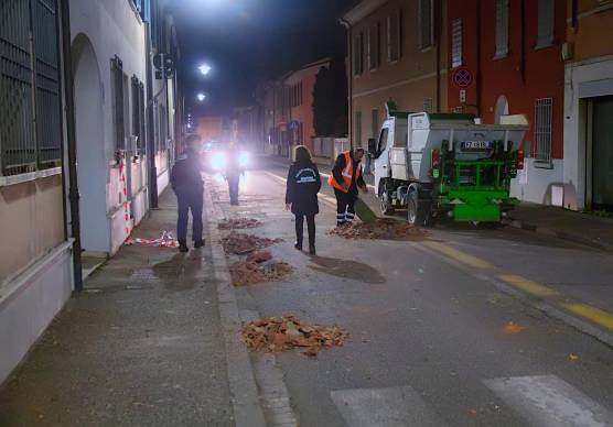 Le tegole lanciate in strada dal 23enne (Fiorentini)