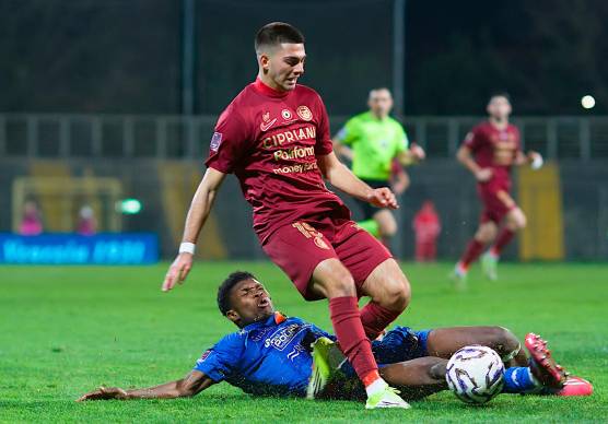 Cristian Spini in azione con la maglia giallorossa foto MASSJMO FIORENTINI