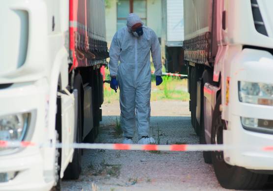 Le indagini degli inquirenti sul luogo dell’accaduto (Foto Fiorentini)
